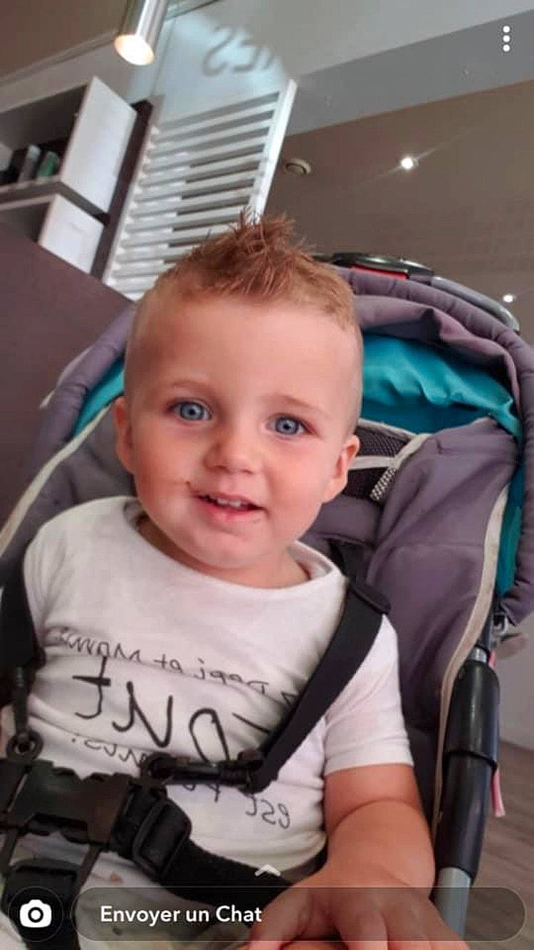 Thibault participe au concours pour gagner de l'argent avec cette photo : auto_part, baby, baby_carriage, baby_products, baby_safety, bag, car_seat, chair, cheek, child, comfort, fun, joy, person, product, room, sitting, skin, smile, t_shirt