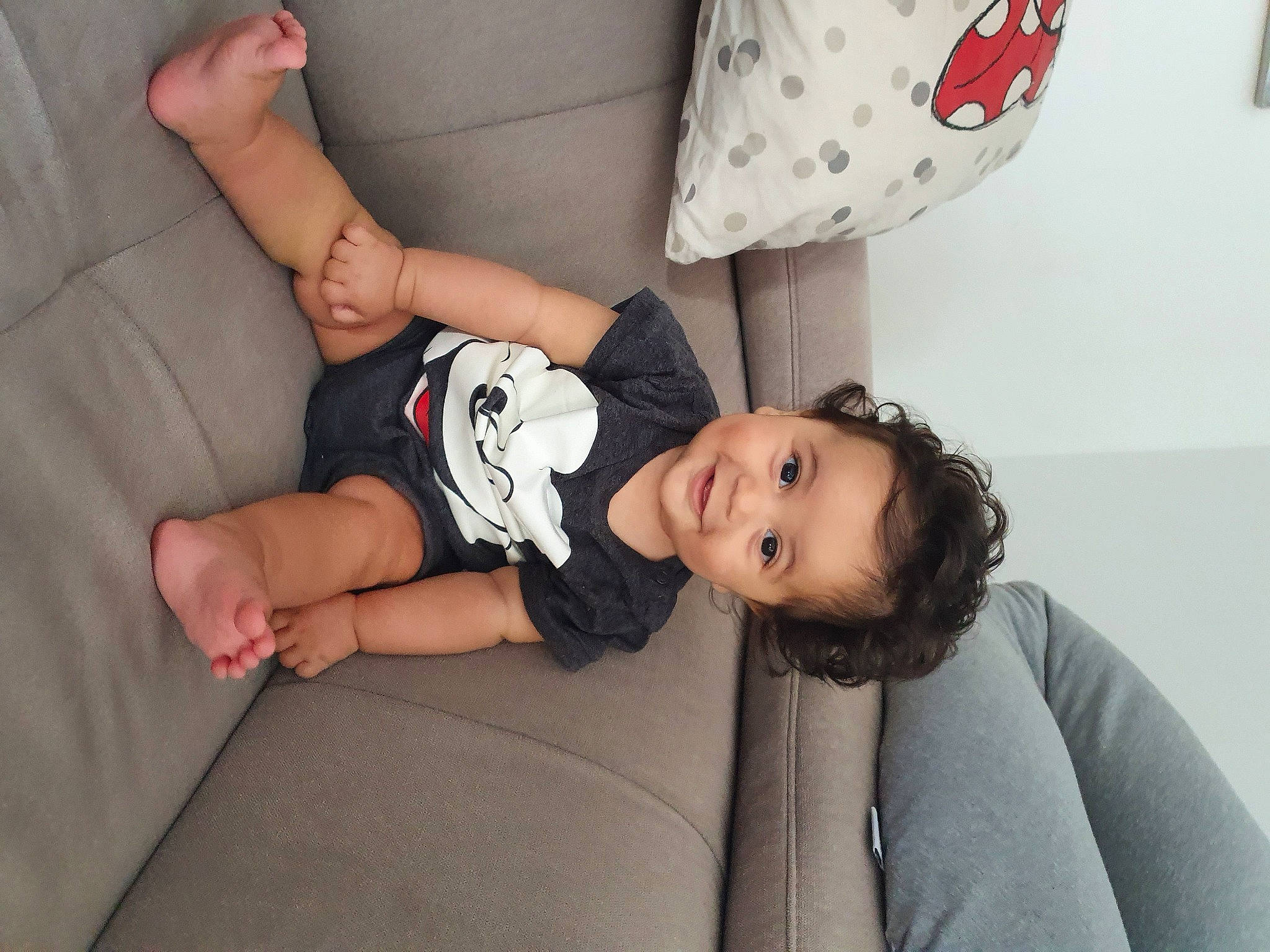 Kayden participe au concours pour gagner de l'argent avec cette photo : arm, child, comfort, elbow, finger, joint, joy, knee, leg, neck, person