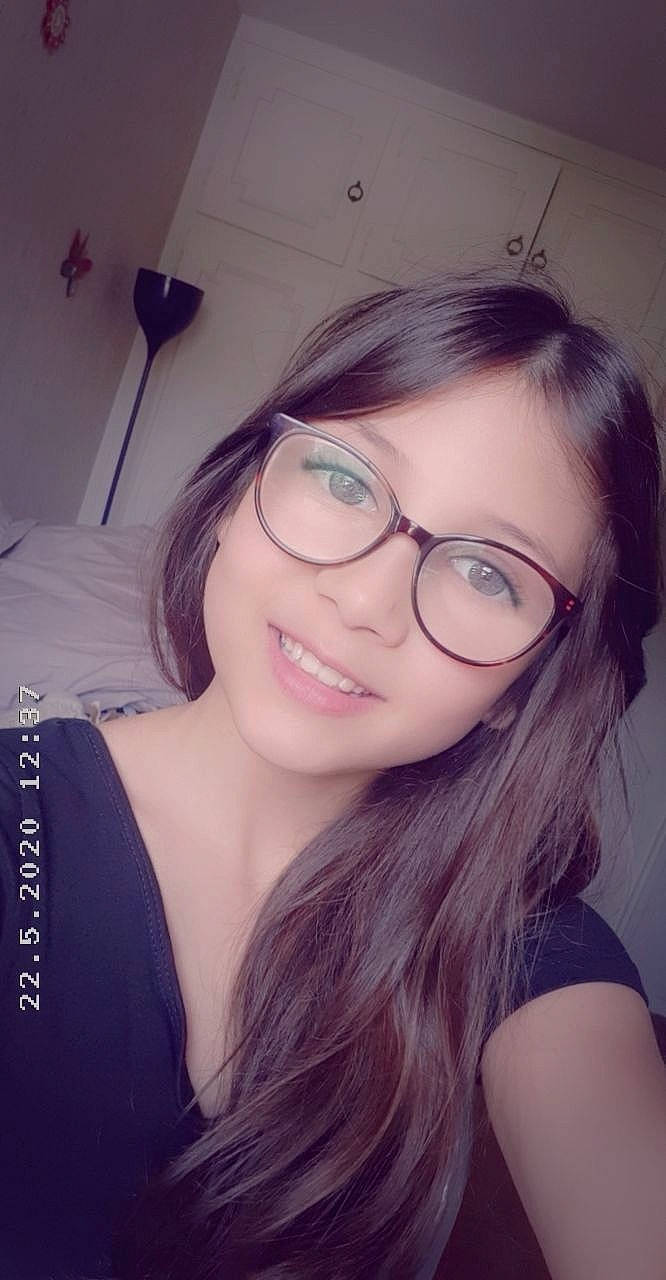 Shana participe au concours pour gagner de l'argent avec cette photo : cheek, chin, ear, eye, eyebrow, eyelash, eyewear, face, flash_photography, forehead, glasses, head, joy, lip, mouth, nose, person, purple, shoulder, skin