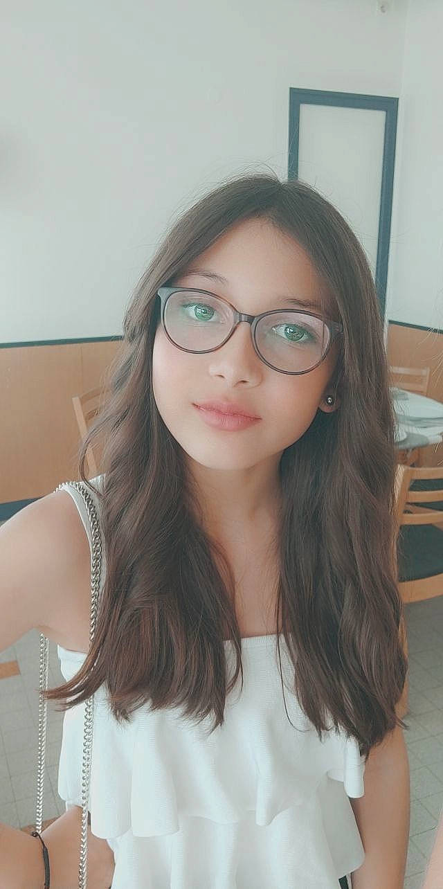 Shana participe au concours pour gagner de l'argent avec cette photo : bangs, black_hair, chin, eyebrow, eyelash, eyewear, face, forehead, glasses, hair, jaw, joint, layered_hair, lip, neck, person, shoulder, skin, sleeve, street_fashion