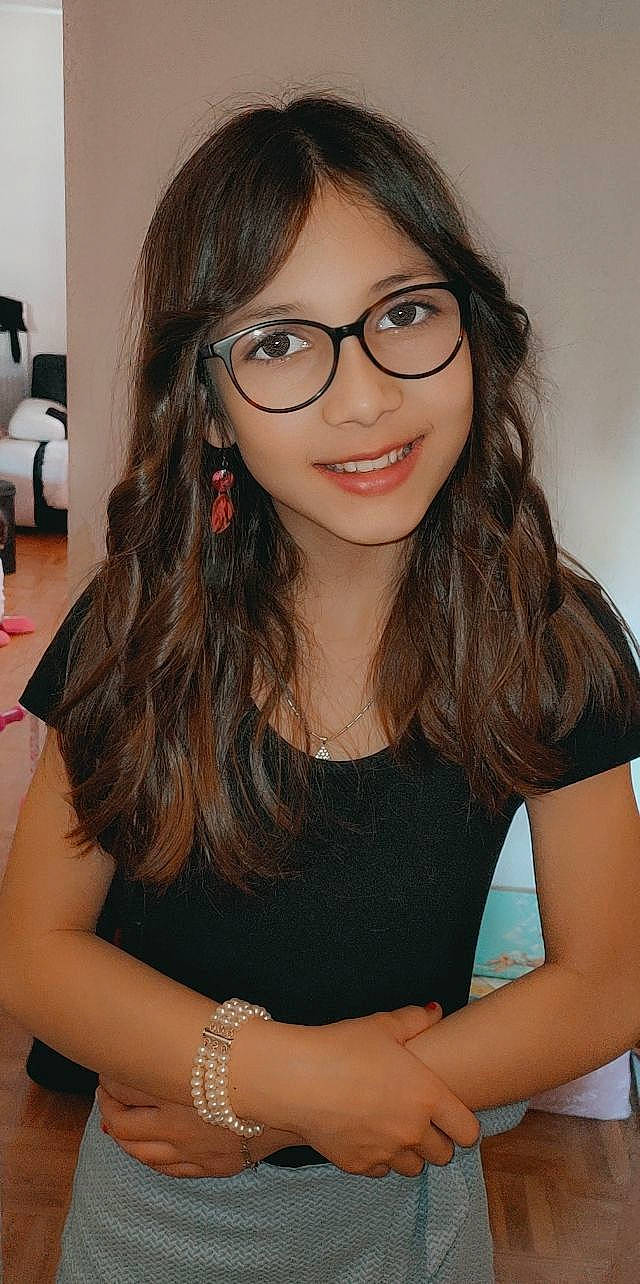 Shana a rejoint le concours — aidez-le/la à gagner de superbes lots ! black_hair, eyebrow, eyelash, eyewear, facial_expression, flash_photography, gesture, glasses, hairstyle, joint, joy, layered_hair, lip, lipstick, long_hair, makeover, person, shoulder, skin, sleeve