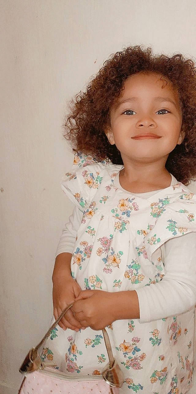 Kelsea a rejoint le concours — aidez-le/la à gagner de superbes lots ! blond, brown_hair, child, chin, day_dress, eyelash, facial_expression, flash_photography, hair, happy, joint, joy, lip, long_hair, neck, person, shoulder, skin, sleeve, smile