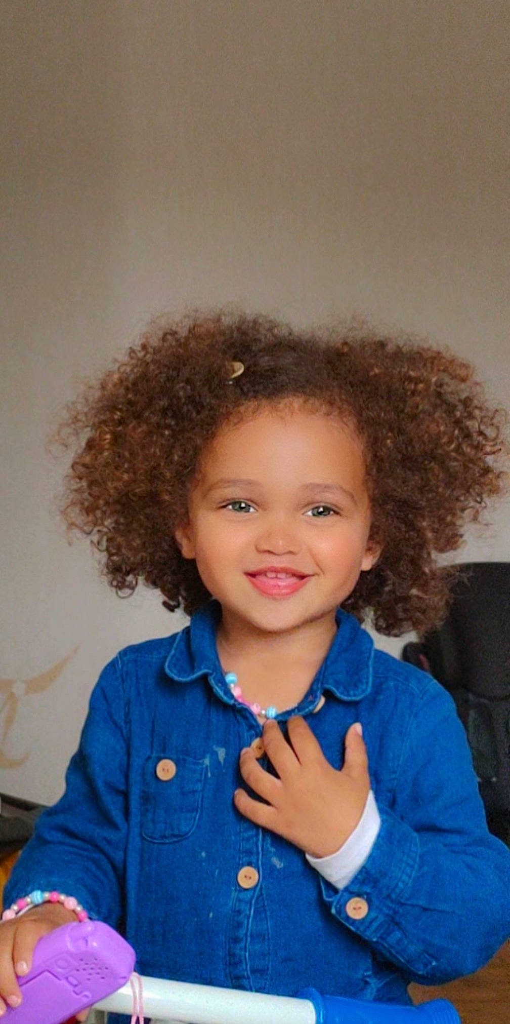 Kelsea participe au concours pour gagner de l'argent avec cette photo : cheek, chin, eyebrow, face, forehead, hair, hairstyle, happy, head, human_body, iris, jheri_curl, joy, lip, lipstick, nose, organ, outerwear, person, skin