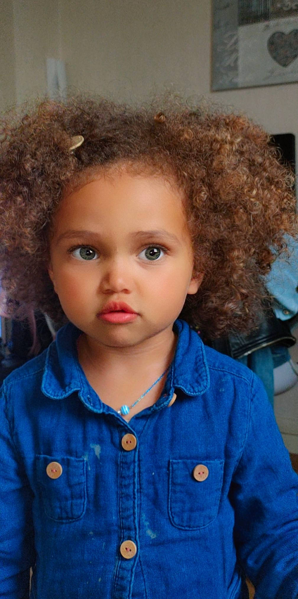 Kelsea participe au concours pour gagner de l'argent avec cette photo : black, cheek, chin, ear, eye, eyebrow, facial_expression, fashion, forehead, hair, hairstyle, head, human, iris, jheri_curl, lip, nose, organ, person, ringlet