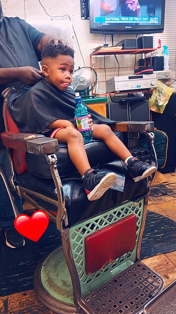 Rodricus is registered to the contest to win money with this photo: audio_equipment, automotive_design, bag, chair, child, eyewear, flooring, fun, human_leg, joint, leisure, office_chair, person, room, sandal, sitting, street, surprise, t_shirt, toddler