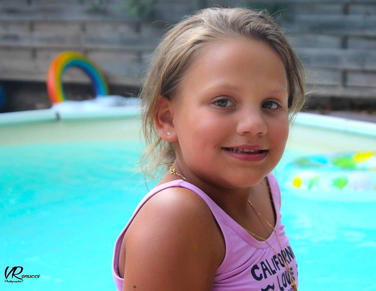 Lola a rejoint le concours — aidez-le/la à gagner de superbes lots ! bathing, blond, chest, facial_expression, fun, hair, hairstyle, happy, head, indoor_games_and_sports, joy, leisure, outdoor_recreation, person, recreation, smile, sports, summer, swimming_pool, swimwear