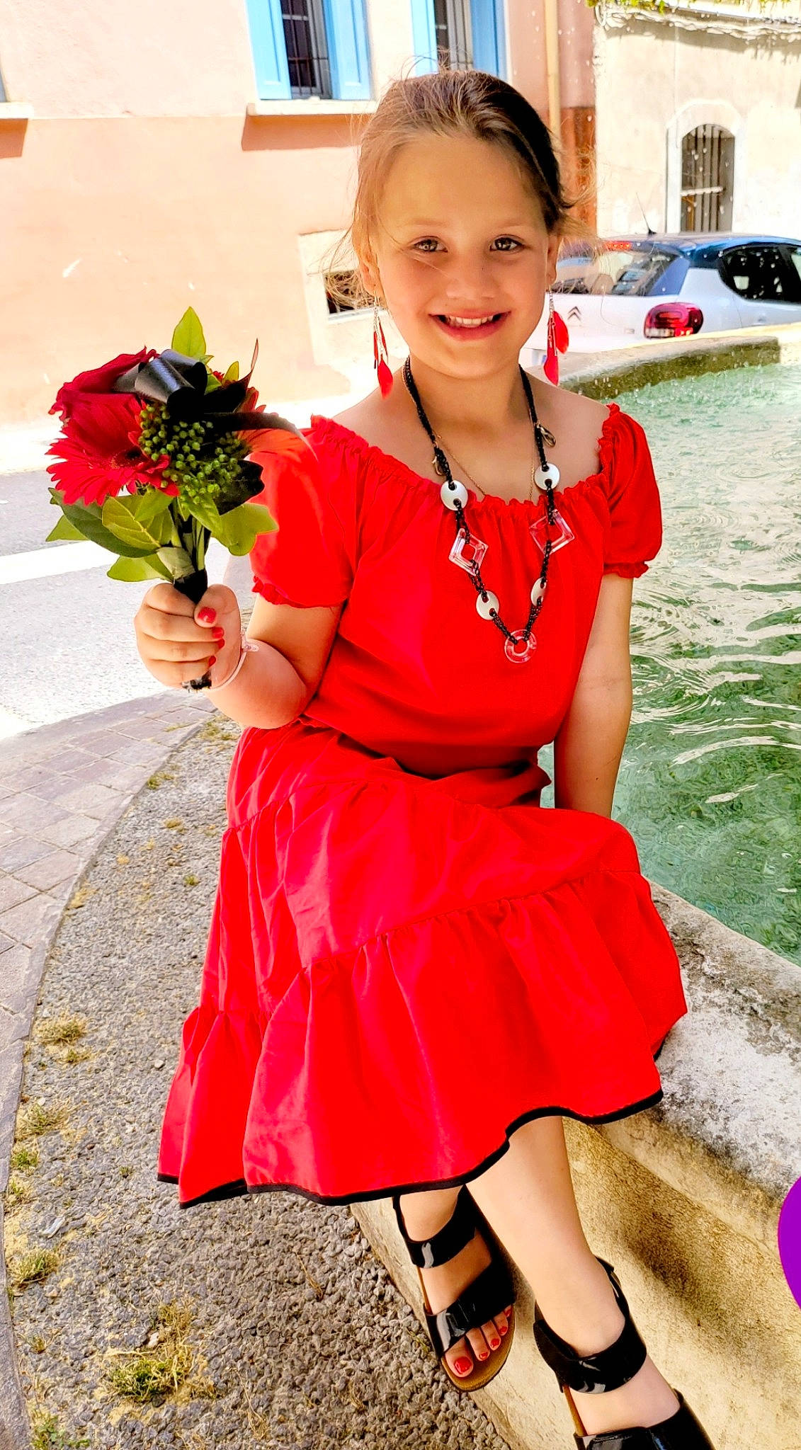 Lola participe au concours pour gagner de l'argent avec cette photo : day_dress, dress, event, flower, flower_arranging, formal_wear, happy, human_leg, jewellery, joy, long_hair, magenta, person, petal, pink, plant, red, rose, shoe, skin