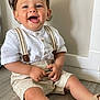 Ayden a rejoint le concours — aidez-le/la à gagner de superbes lots ! toddler, child, smiling, happy, cap, suspenders, shorts, white_shirt, sitting, floor, indoor, cute, baby, portrait, feet, hands, light, skin, fashion, expression
