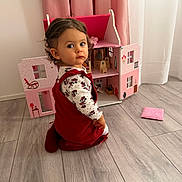 Lara a rejoint le concours — aidez-le/la à gagner de superbes lots ! toddler, child, indoor, flooring, dollhouse, toy, pink, curtains, clothing, person, kneeling, wood_floor, furniture, home, cute, portrait, looking_back, long_sleeve, earrings, play
