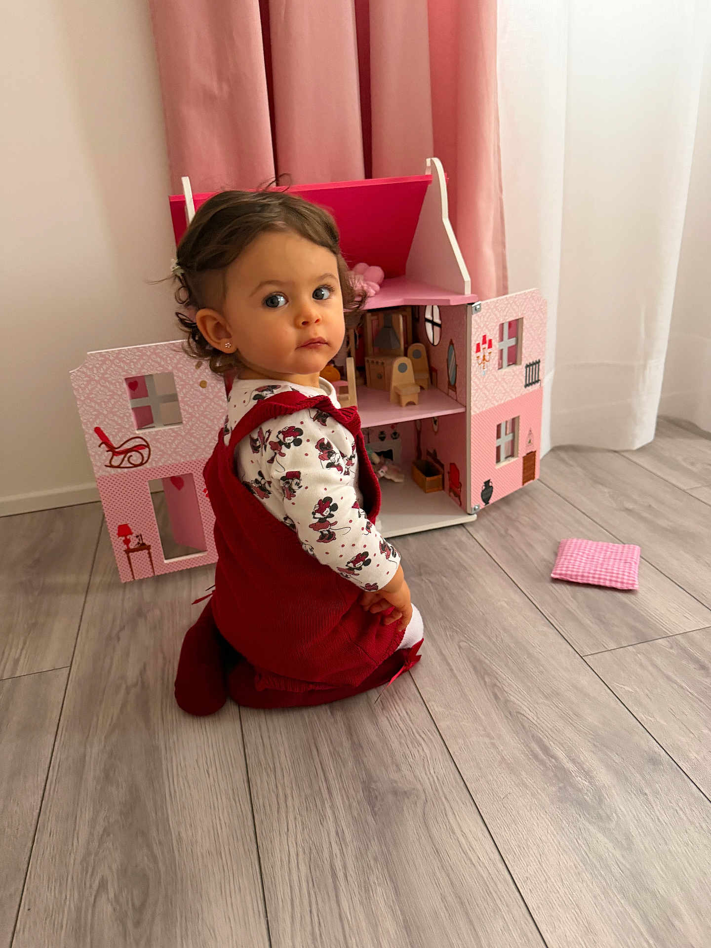 Lara a rejoint le concours — aidez-le/la à gagner de superbes lots ! toddler, child, indoor, flooring, dollhouse, toy, pink, curtains, clothing, person, kneeling, wood_floor, furniture, home, cute, portrait, looking_back, long_sleeve, earrings, play