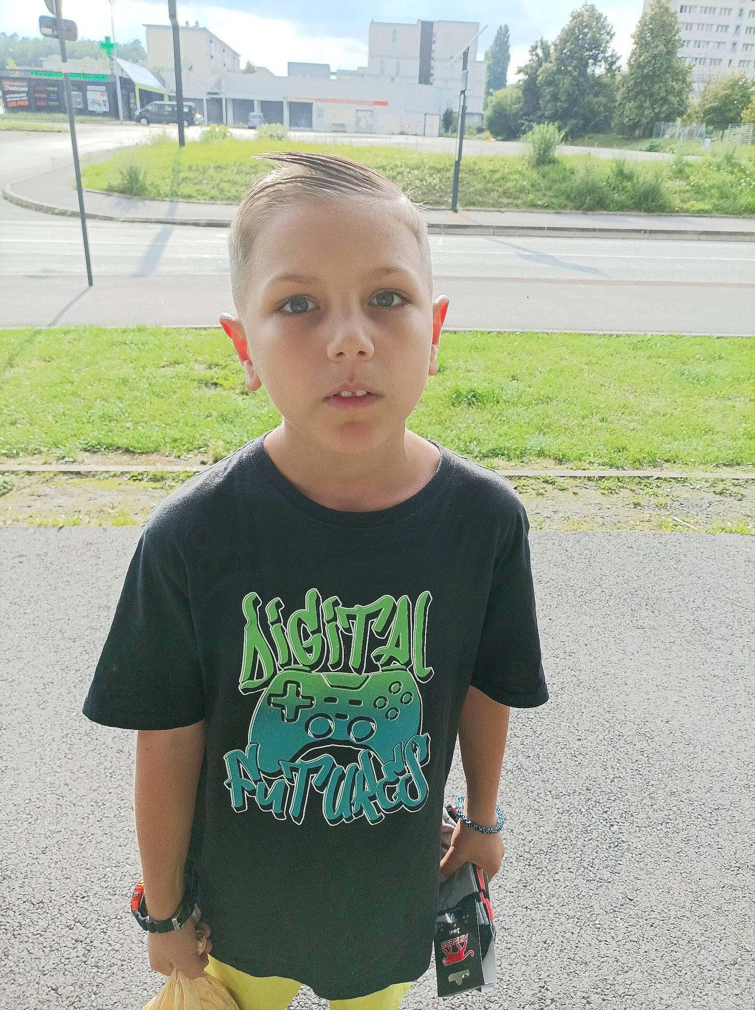 Matthieu participe au concours pour gagner de l'argent avec cette photo : asphalt, child, cool, electric_blue, eye, eyewear, grass, happy, leisure, neck, person, plant, recreation, road_surface, sidewalk, sky, sleeve, summer, t_shirt, toddler