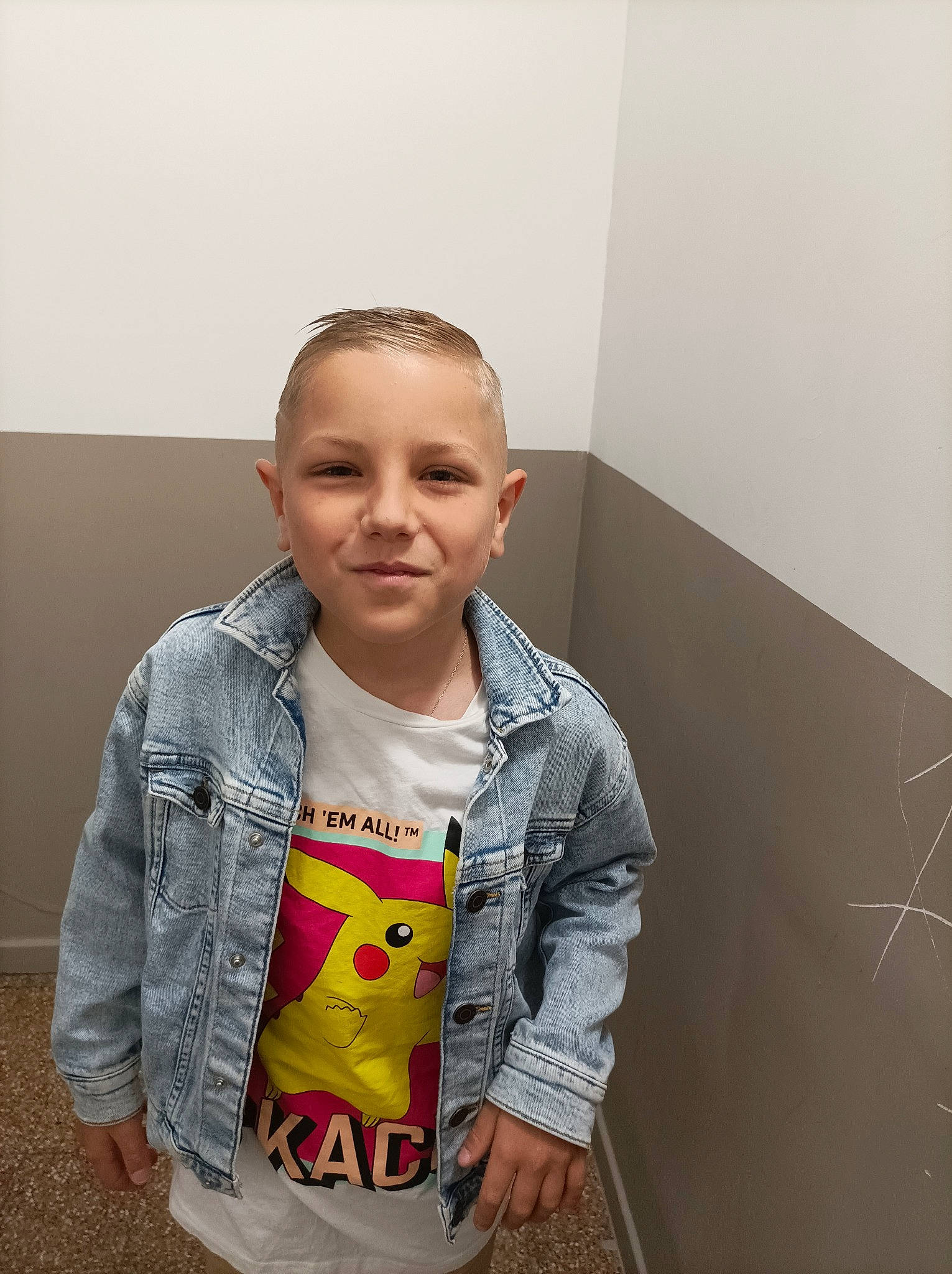 Matthieu participe au concours pour gagner de l'argent avec cette photo : baby_toddler_clothing, cheek, child, collar, eyewear, fashion_accessory, fashion_design, flooring, fun, happy, joy, neck, outerwear, pattern, person, room, sitting, skin, sleeve, smile