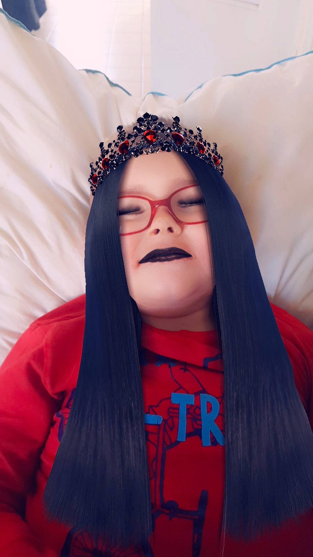 Hélène a rejoint le concours — aidez-le/la à gagner de superbes lots ! beauty, black_hair, crown, eyebrow, face, fashion_accessory, forehead, glasses, hair, hair_accessory, hairstyle, head, headgear, headpiece, lip, long_hair, mouth, nose, person, red