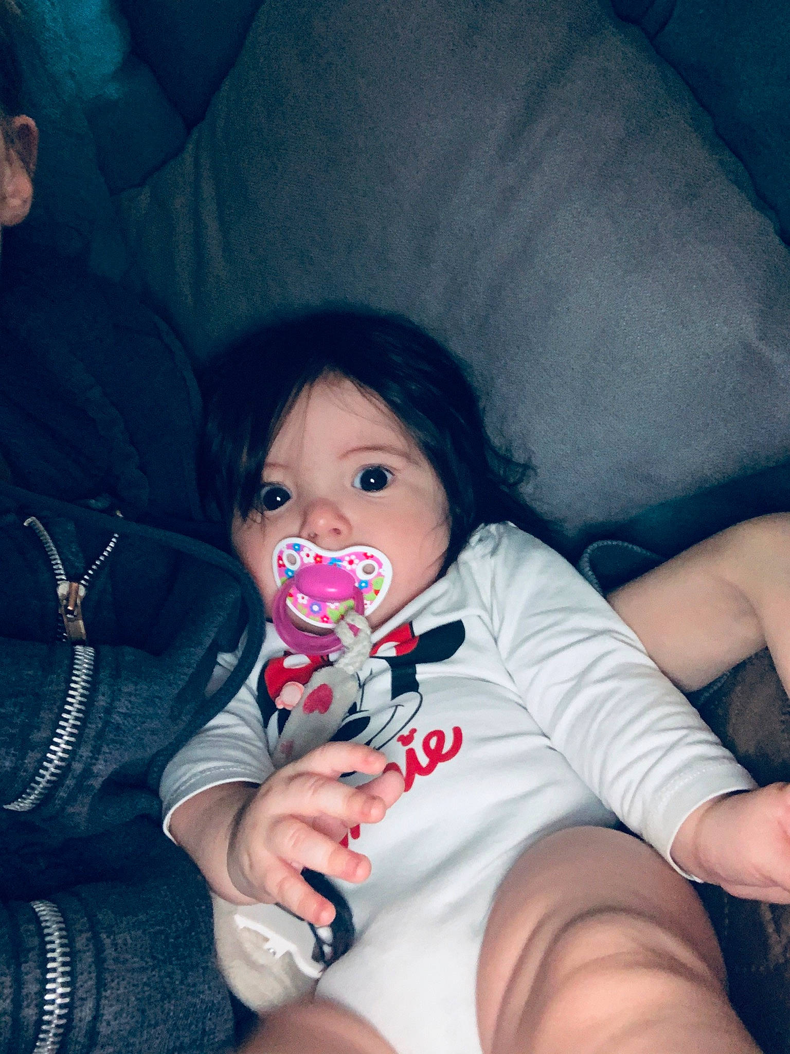 Ornella participe au concours pour gagner de l'argent avec cette photo : baby, black_hair, cheek, child, finger, flesh, fun, hand, human_leg, leg, mouth, nose, person, thigh, toddler