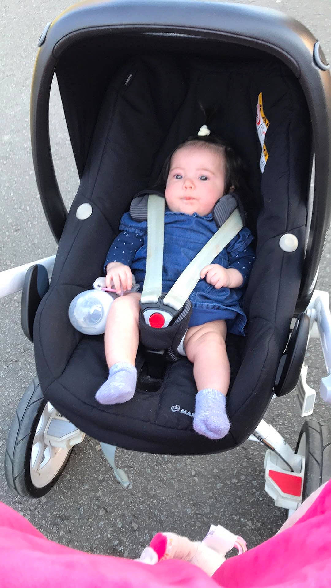 Ornella participe au concours pour gagner de l'argent avec cette photo : baby, baby_carriage, baby_in_car_seat, baby_products, car_seat, child, comfort, person, pink, product, sitting, toddler