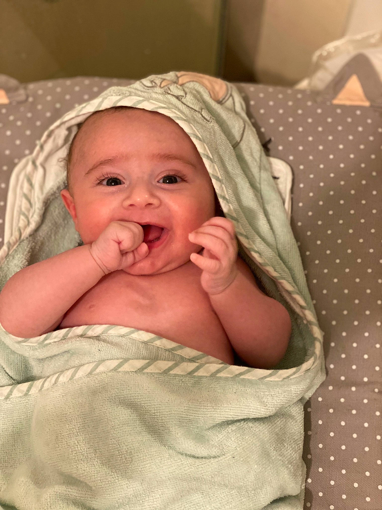 Lenzo a rejoint le concours — aidez-le/la à gagner de superbes lots ! arm, baby, baby_toddler_clothing, cheek, chin, comfort, eye, eyebrow, face, facial_expression, finger, hand, head, headwear, human_body, iris, lip, mouth, nose, person