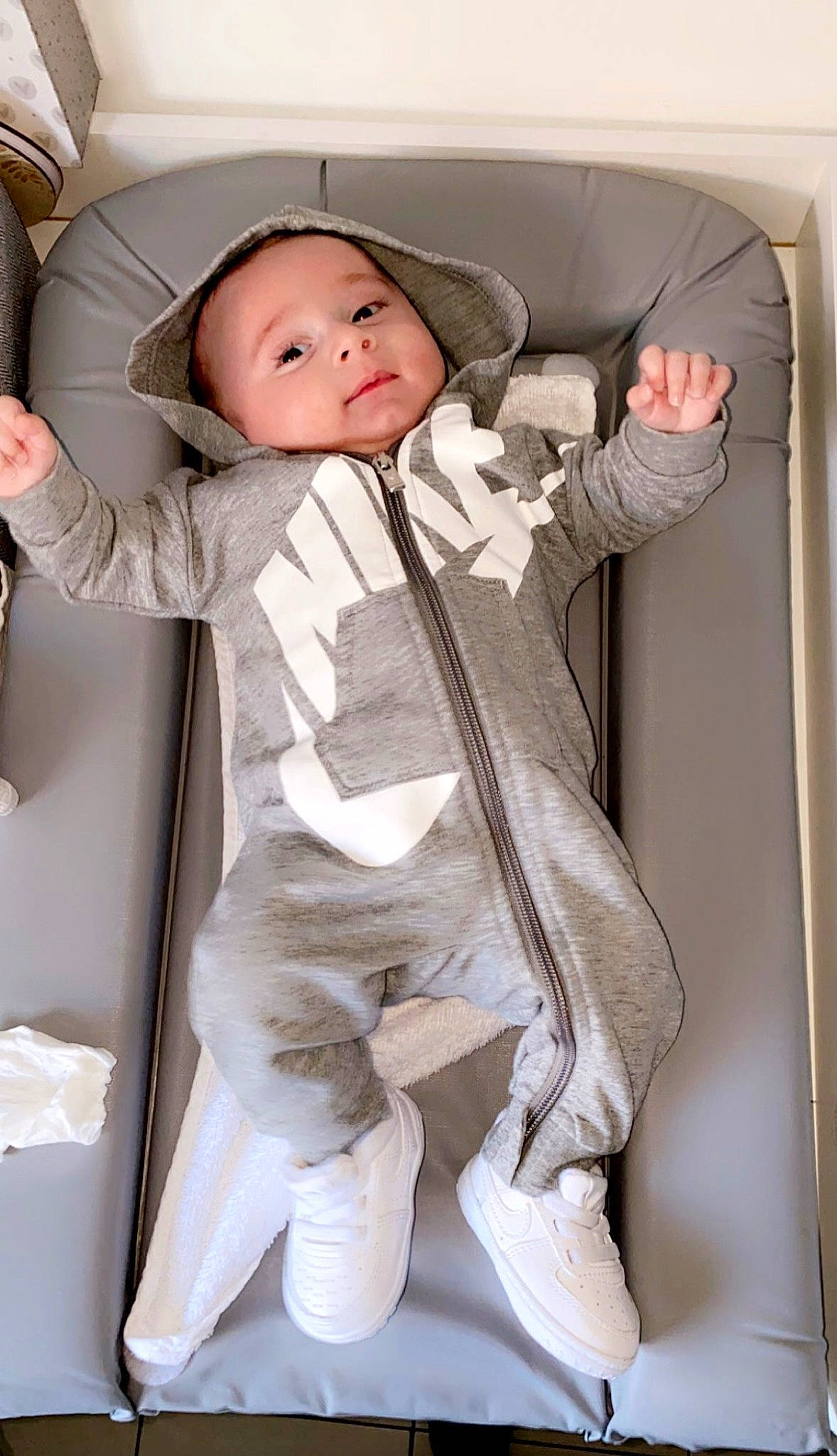 Lenzo a rejoint le concours — aidez-le/la à gagner de superbes lots ! baby, baby_products, baby_safety, baby_toddler_clothing, chair, cheek, collar, comfort, eye, face, finger, gesture, head, human_body, mouth, person, skin, sleeve, smile, thumb