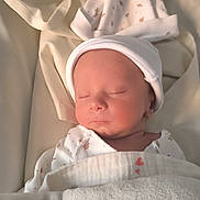 Many a rejoint le concours — aidez-le/la à gagner de superbes lots ! newborn, baby, sleeping, hat, blanket, cozy, infant, cute, peaceful, soft_light, indoors, clothing, wrapped, face, headwear, toddler, resting, child, sleep, babywear