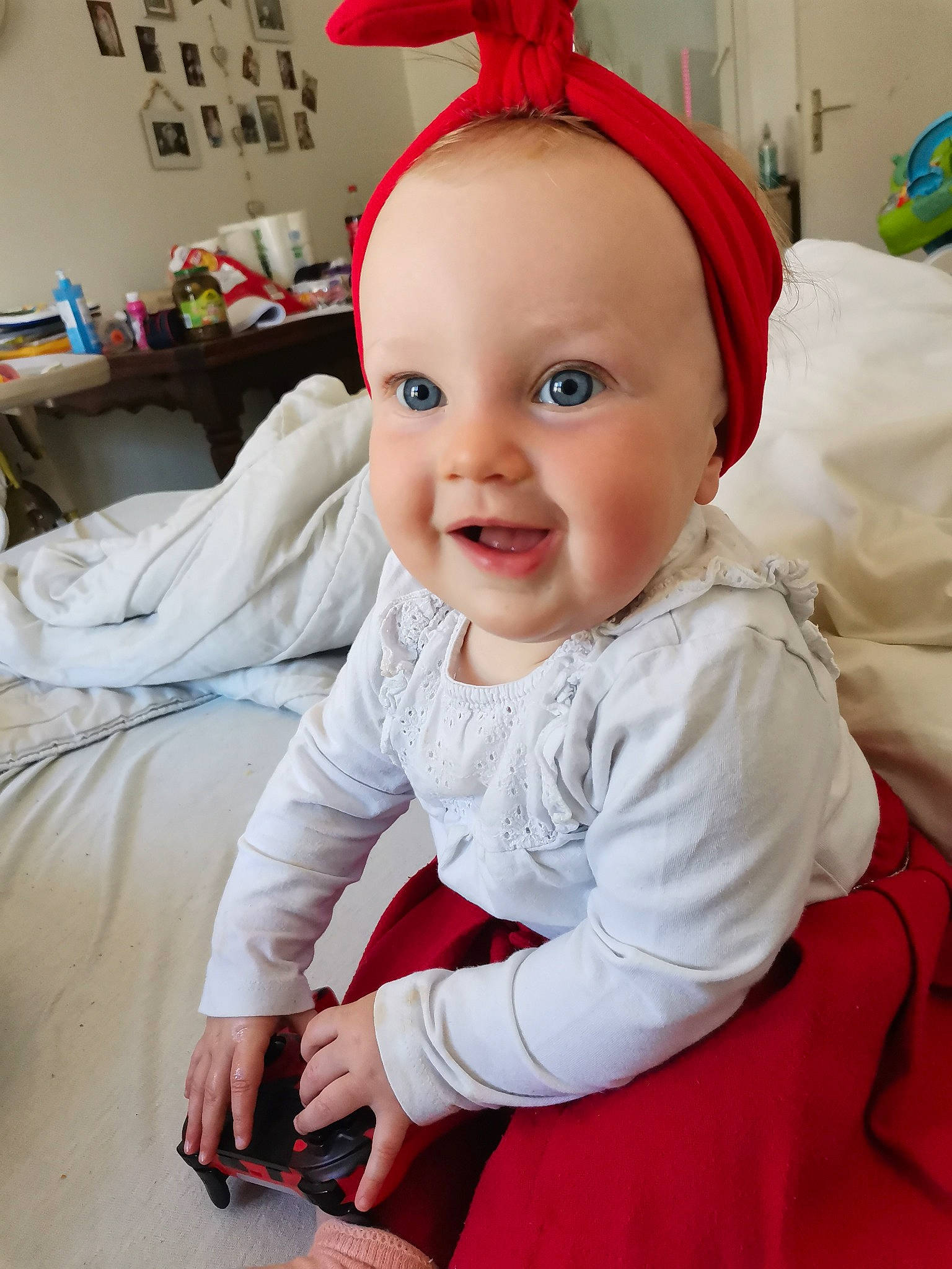 Léna a rejoint le concours — aidez-le/la à gagner de superbes lots ! baby, baby_toddler_clothing, child, christmas, christmas_eve, comfort, costume_hat, event, fun, fur, happy, headgear, holiday, joy, magenta, person, pink, santa_claus, sitting, sleeve
