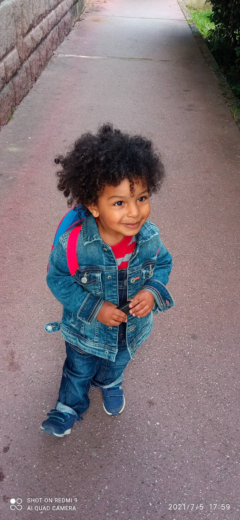 Anir a rejoint le concours — aidez-le/la à gagner de superbes lots ! asphalt, baby_toddler_clothing, black_hair, cheek, child, cool, denim, electric_blue, fun, grass, happy, iris, jacket, joy, outerwear, person, road_surface, sitting, skin, sleeve