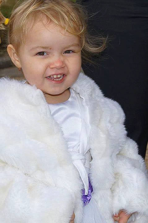 Lola a rejoint le concours — aidez-le/la à gagner de superbes lots ! child, dress, fur, girl, infant, joy, person, portrait, skin, toddler