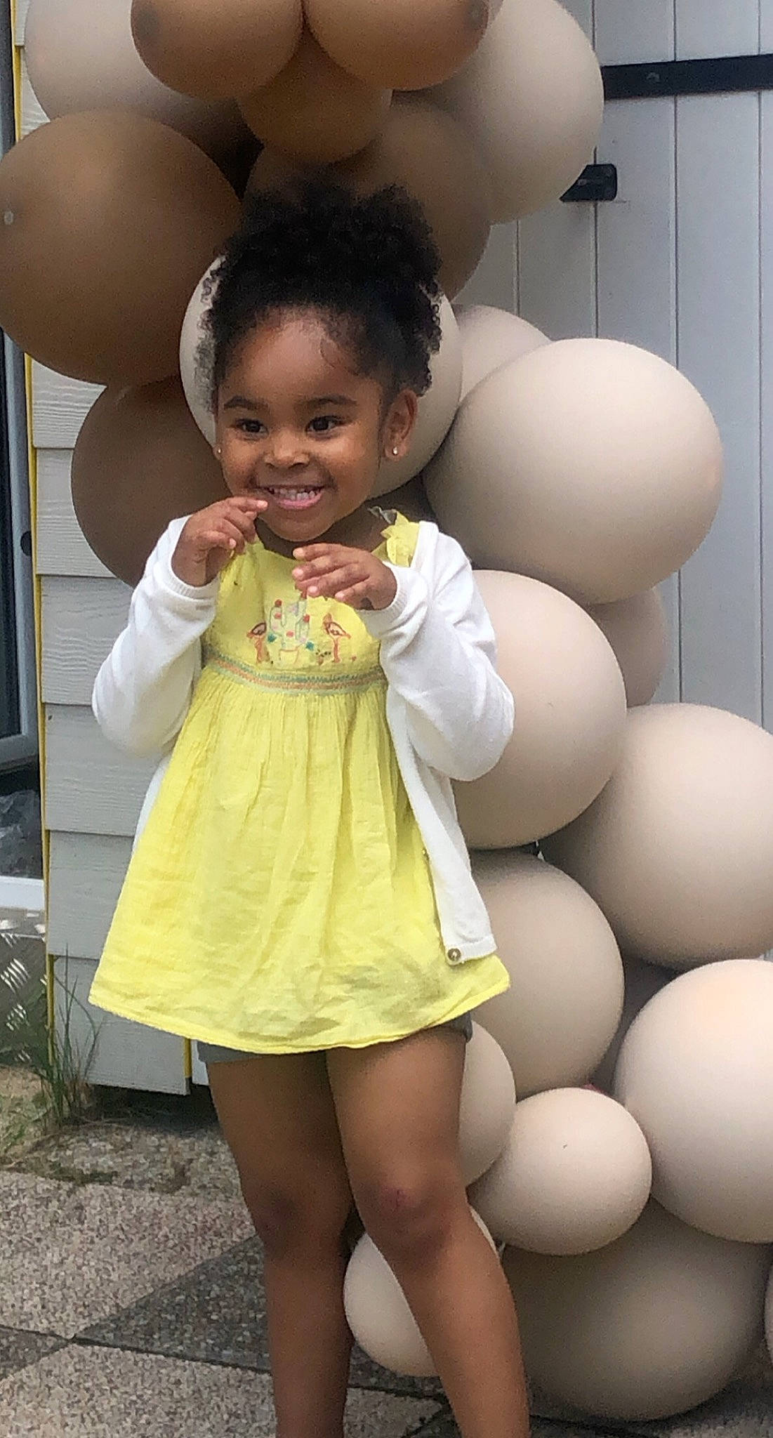 Eliah a rejoint le concours — aidez-le/la à gagner de superbes lots ! arm, black, dress, face, flash_photography, hairstyle, hand, head, human_body, joint, joy, muscle, neck, organ, person, product, shoulder, skin, sleeve, smile