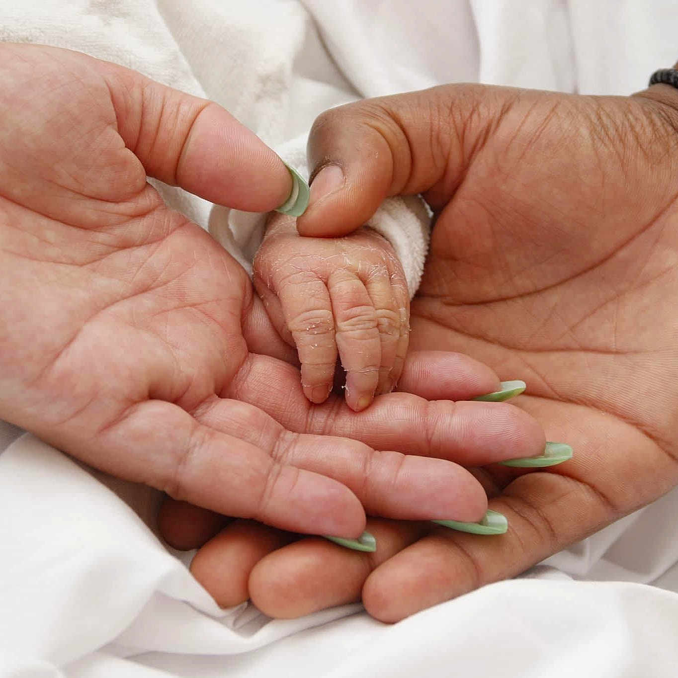 Inayah a rejoint le concours — aidez-le/la à gagner de superbes lots ! blood_vessel, child, event, facial_expression, finger, gesture, holding_hands, human_body, interaction, jewellery, nail, pray, ring, skin, thumb, tradition, wedding_ceremony_supply, wedding_ring, wrinkle, wrist