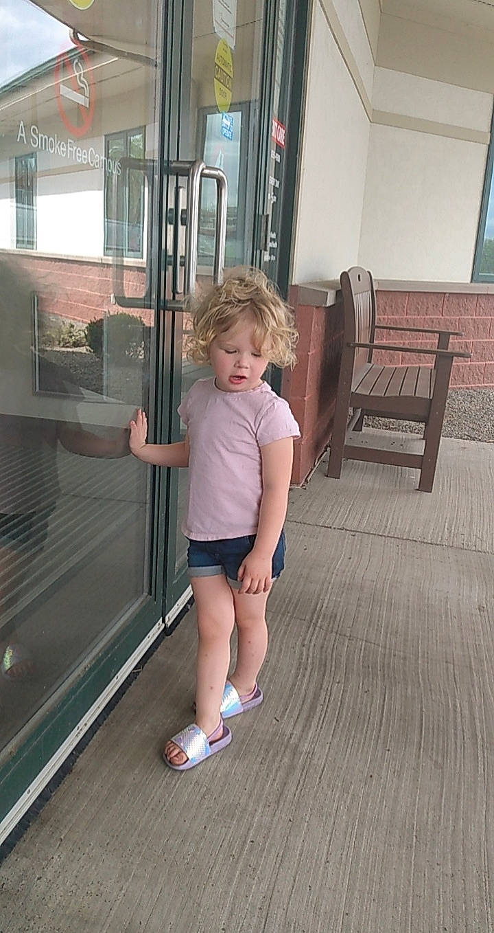 Arielle is registered to the contest to win money with this photo: automotive_exterior, child, door, floor, flooring, foot, fun, hardwood, human_leg, knee, leisure, person, public_transport, room, shorts, thigh, toddler, travel, waist, window