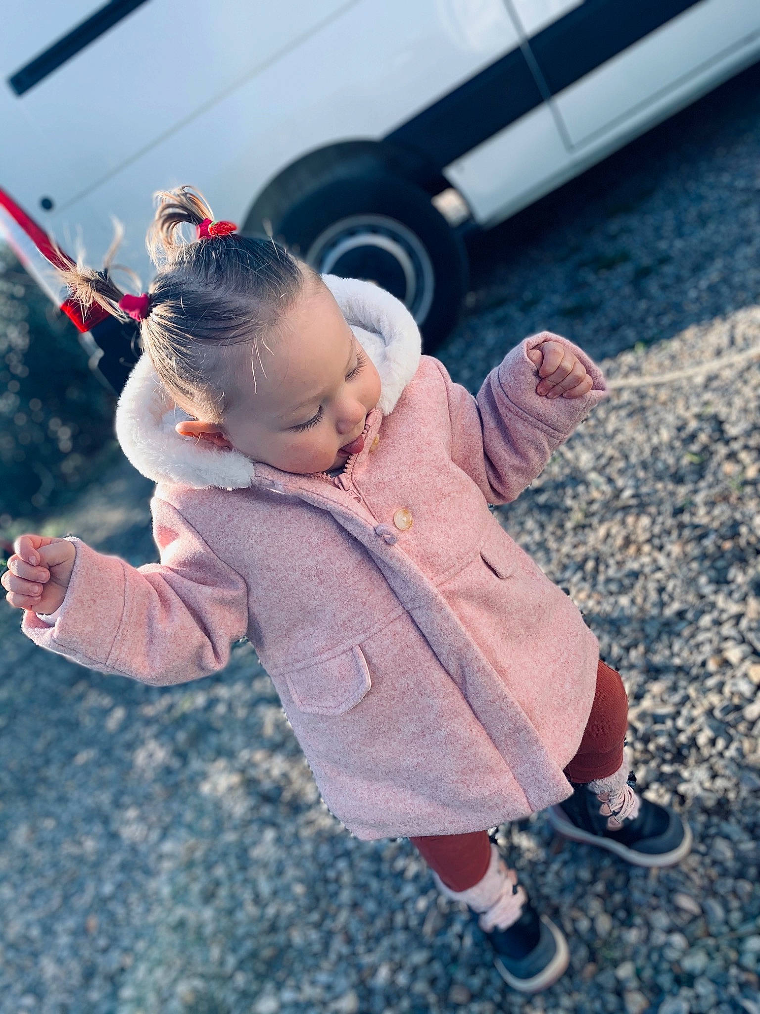 Kassy a rejoint le concours — aidez-le/la à gagner de superbes lots ! asphalt, automotive_exterior, automotive_tire, beauty, car, child, fun, gesture, grass, hairstyle, happy, leisure, motor_vehicle, person, recreation, shoe, sneakers, tire, toddler, vehicle_door