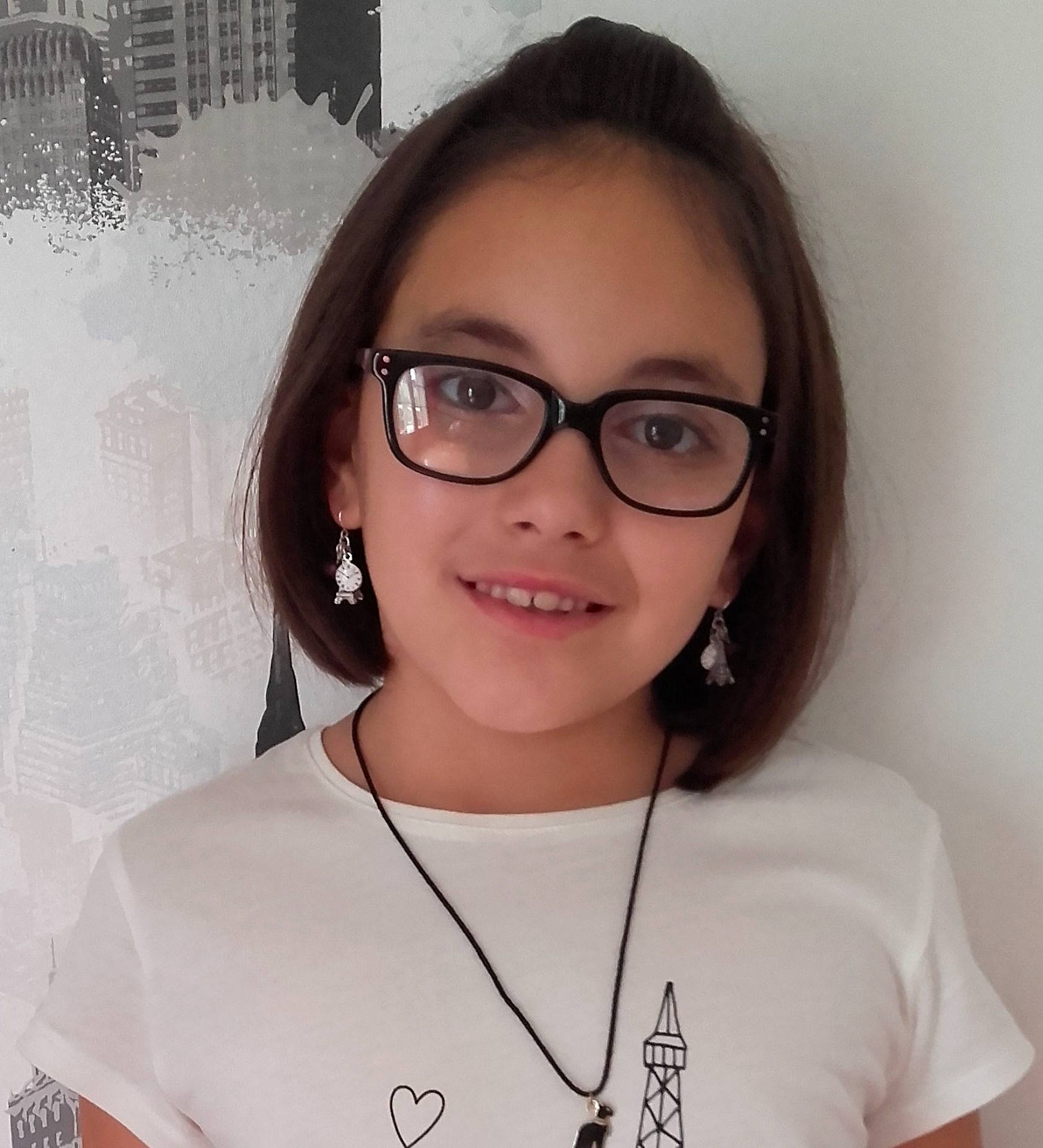 Chaïma a rejoint le concours — aidez-le/la à gagner de superbes lots ! brown_hair, chin, eyebrow, eyewear, forehead, girl, glasses, hairstyle, joy, long_hair, neck, person, product, shoulder, smile, vision_care