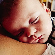 Léo participe au concours pour gagner de l'argent avec cette photo : baby, sleeping, face, closeup, person, skin, head, peaceful, child, resting, intimate, shoulder, indoors, soft_light, portrait, calm, young, cute, nap, toddler
