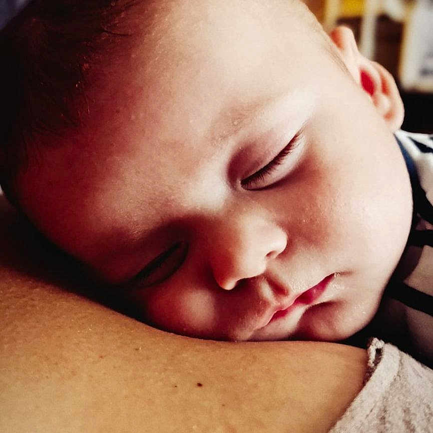 Léo participe au concours pour gagner de l'argent avec cette photo : baby, calm, child, closeup, cute, face, head, indoors, intimate, nap, peaceful, person, portrait, resting, shoulder, skin, sleeping, soft_light, toddler, young