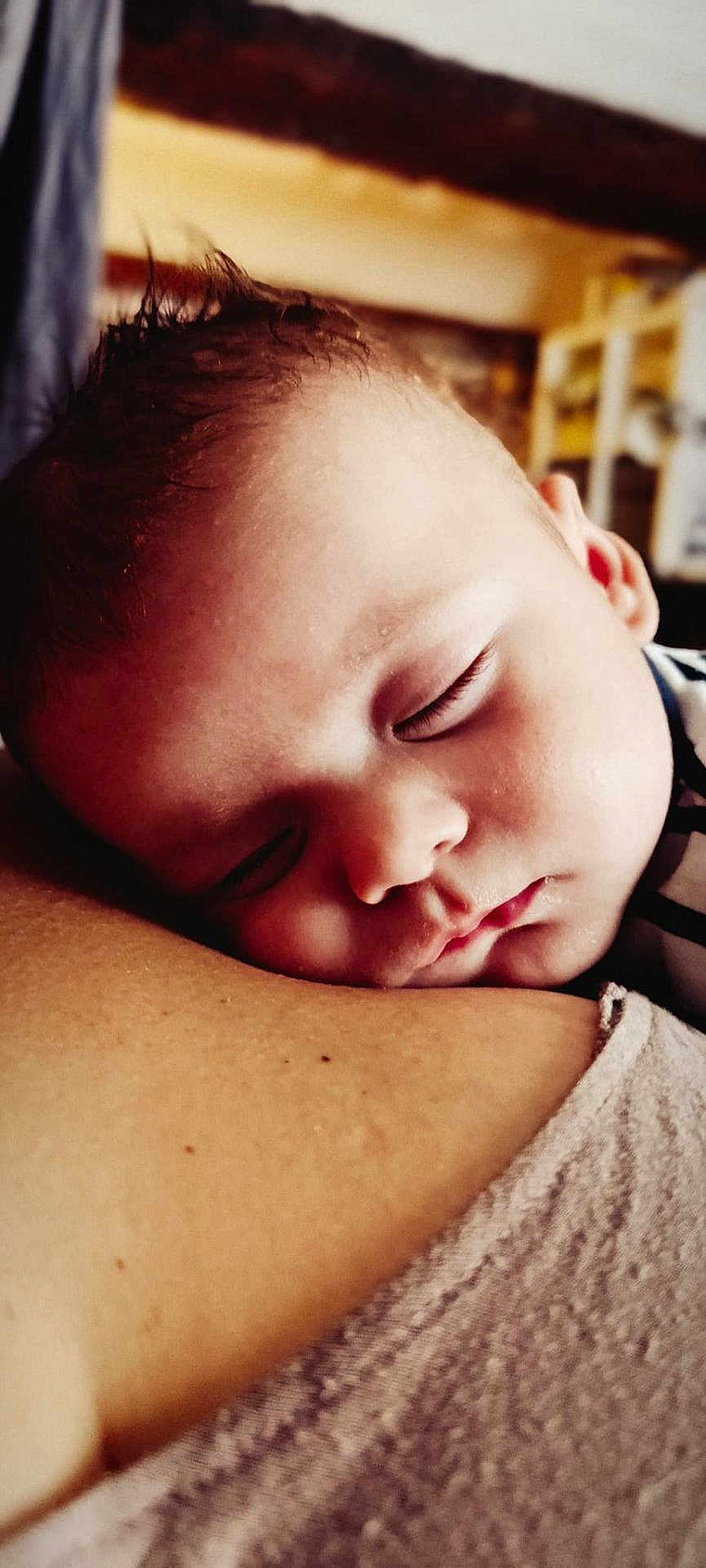 Léo participe au concours pour gagner de l'argent avec cette photo : baby, sleeping, face, closeup, person, skin, head, peaceful, child, resting, intimate, shoulder, indoors, soft_light, portrait, calm, young, cute, nap, toddler