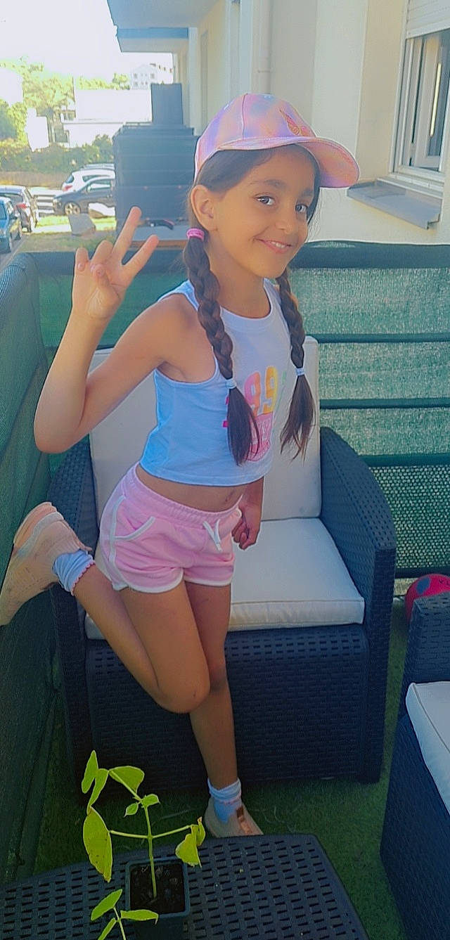 Maya participe au concours pour gagner de l'argent avec cette photo : baseball_cap, cap, electric_blue, happy, human_leg, joy, knee, leg, leisure, magenta, person, pink, shorts, shoulder, smile, sneakers, t_shirt, thigh, travel, trunk