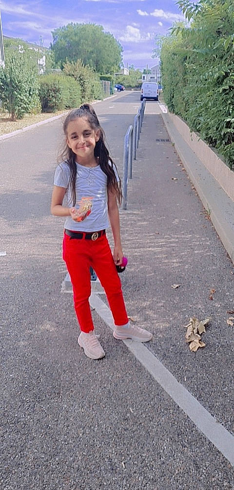 Maya a rejoint le concours — aidez-le/la à gagner de superbes lots ! asphalt, denim, grass, hair, head, infrastructure, joy, leisure, long_hair, person, plant, recreation, road, road_surface, sidewalk, sleeve, smile, street_fashion, t_shirt, tree