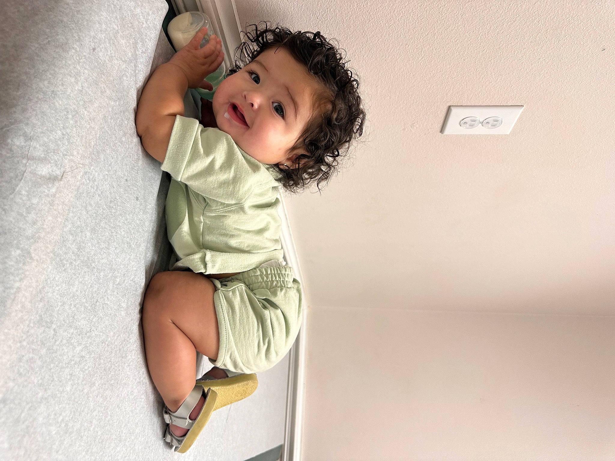 Vay is registered to the contest to win money with this photo: arm, baby_toddler_clothing, elbow, eye, flash_photography, gesture, happy, human_body, human_leg, joint, knee, leg, person, shoulder, skin, sleeve, smile, standing, t_shirt, thigh