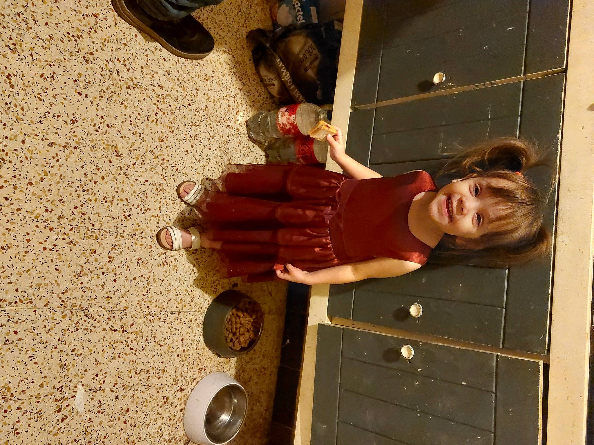 Zia a rejoint le concours — aidez-le/la à gagner de superbes lots ! auto_part, automotive_tire, automotive_wheel_system, child, door, dress, fun, human_leg, joy, person, sandal, shoe, smile, sneakers, thigh, tire, toddler, vehicle, vehicle_door, wheel