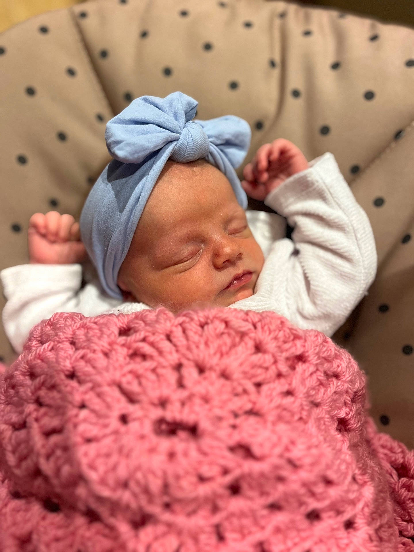 Pénélope a rejoint le concours — aidez-le/la à gagner de superbes lots ! baby, blanket, blue_bow, child, closeup, cozy, cushion, cute, headwear, indoors, infant, knitted, newborn, peaceful, pink, polka_dot, portrait, resting, sleeping, soft_lighting