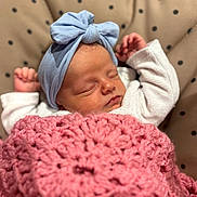 Pénélope a rejoint le concours — aidez-le/la à gagner de superbes lots ! baby, blanket, blue_bow, child, closeup, cozy, cushion, cute, headwear, indoors, infant, knitted, newborn, peaceful, pink, polka_dot, portrait, resting, sleeping, soft_lighting