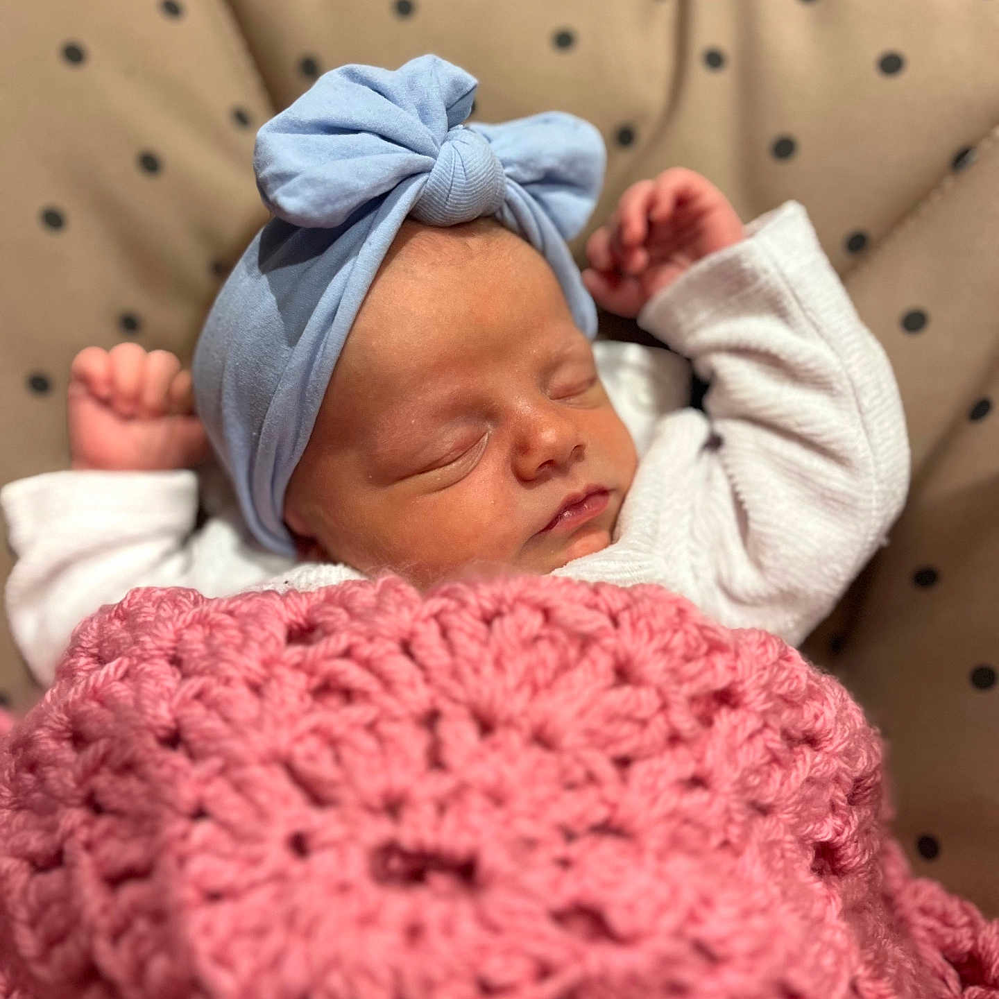 Pénélope a rejoint le concours — aidez-le/la à gagner de superbes lots ! baby, blanket, blue_bow, child, closeup, cozy, cushion, cute, headwear, indoors, infant, knitted, newborn, peaceful, pink, polka_dot, portrait, resting, sleeping, soft_lighting