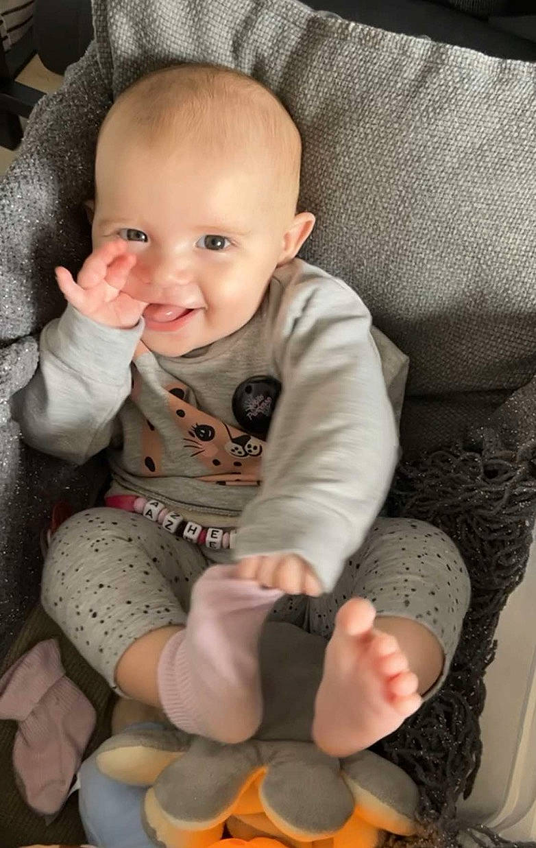 Azhellya a rejoint le concours — aidez-le/la à gagner de superbes lots ! arm, baby, baby_toddler_clothing, cheek, comfort, eye, face, facial_expression, hair, hand, head, human_body, leg, mouth, nose, organ, outerwear, person, product, skin