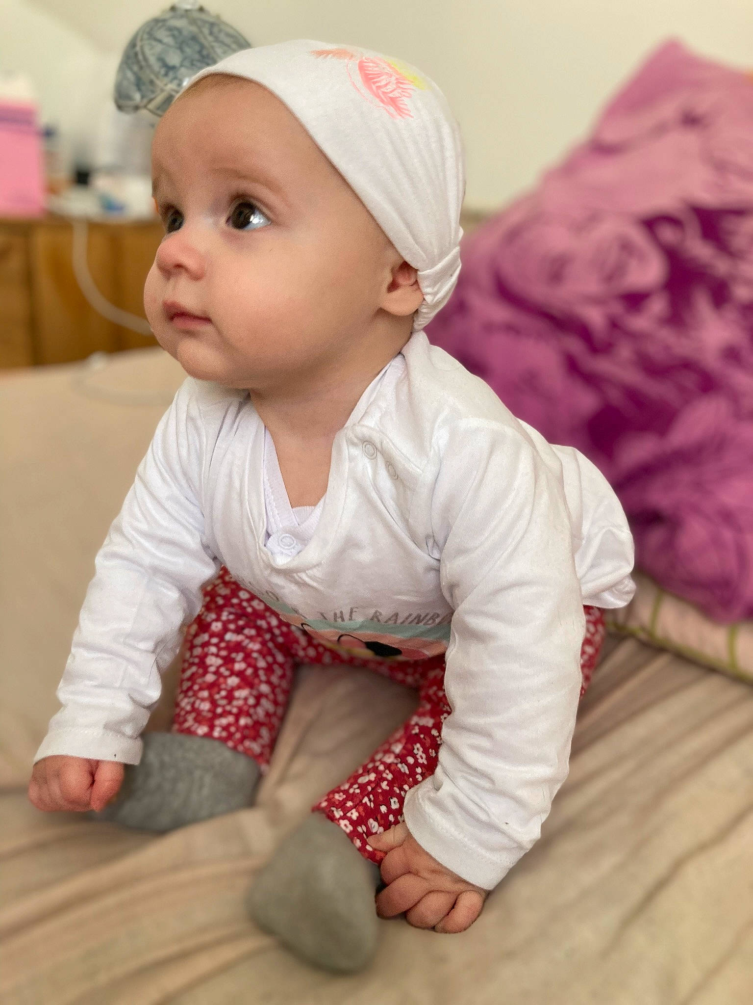 Azhellya a rejoint le concours — aidez-le/la à gagner de superbes lots ! baby, baby_toddler_clothing, cap, cheek, child, chin, clothing, comfort, floor, flooring, happy, headgear, headwear, lip, person, pink, sitting, skin, sleeve, toddler