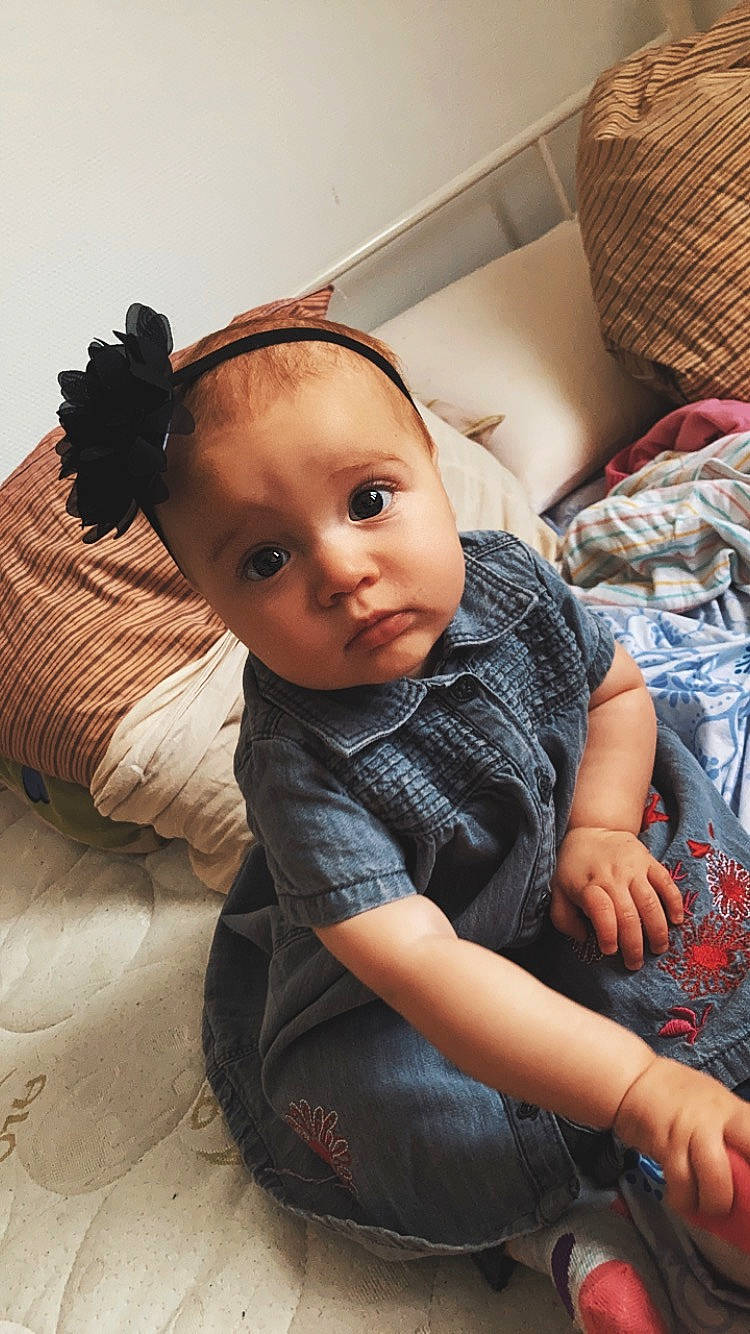 Azhellya a rejoint le concours — aidez-le/la à gagner de superbes lots ! baby, baby_toddler_clothing, box, cheek, child, comfort, eyelash, flash_photography, flooring, hairstyle, joint, linens, pattern, person, room, sitting, skin, sleeve, t_shirt, toddler