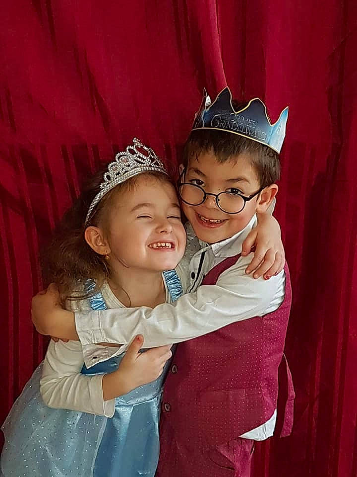 Annabelle a rejoint le concours — aidez-le/la à gagner de superbes lots ! child, daughter, fashion_accessory, fun, gesture, hair_accessory, happy, headgear, headpiece, joy, person, photo_booth, photography, smile