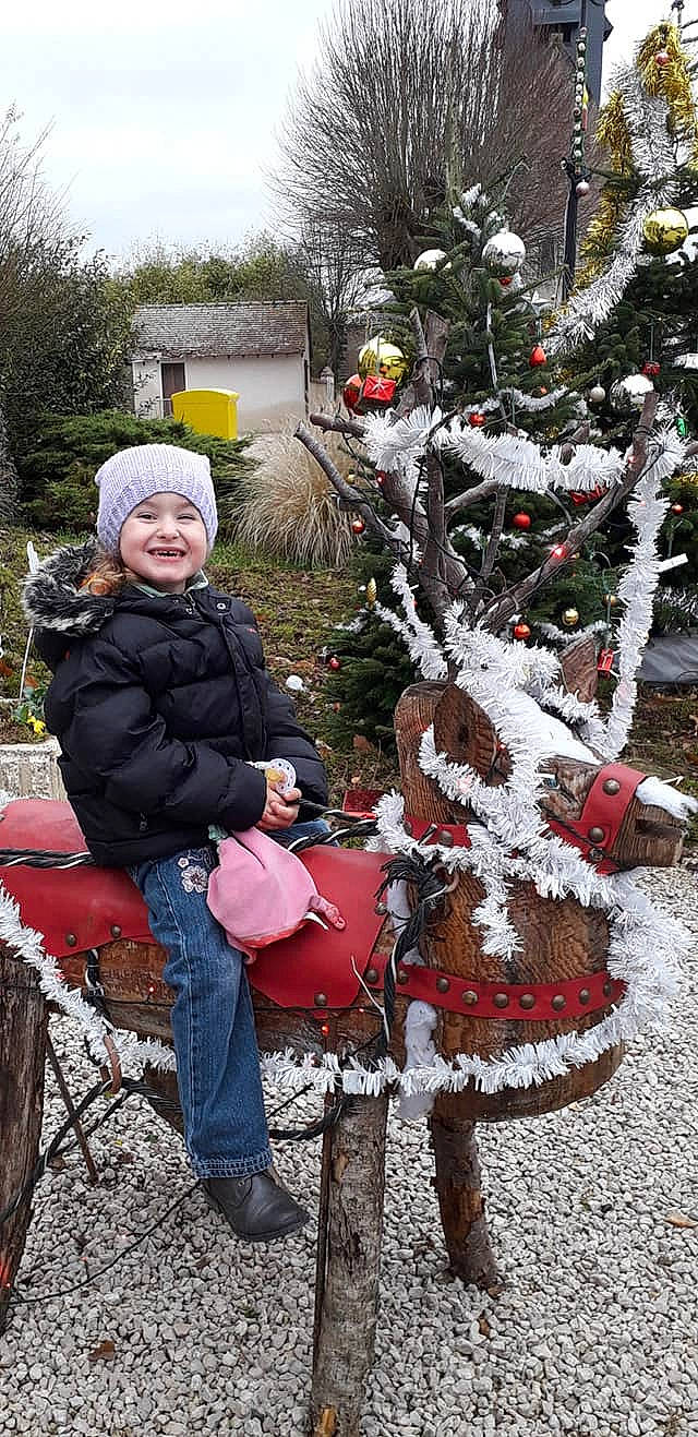 Annabelle participe au concours pour gagner de l'argent avec cette photo : christmas, christmas_decoration, christmas_eve, christmas_ornament, christmas_tree, colorado_spruce, conifer, fir, freezing, frost, headwear, holiday, interior_design, joy, person, pine_family, plant, snow, spruce, tree