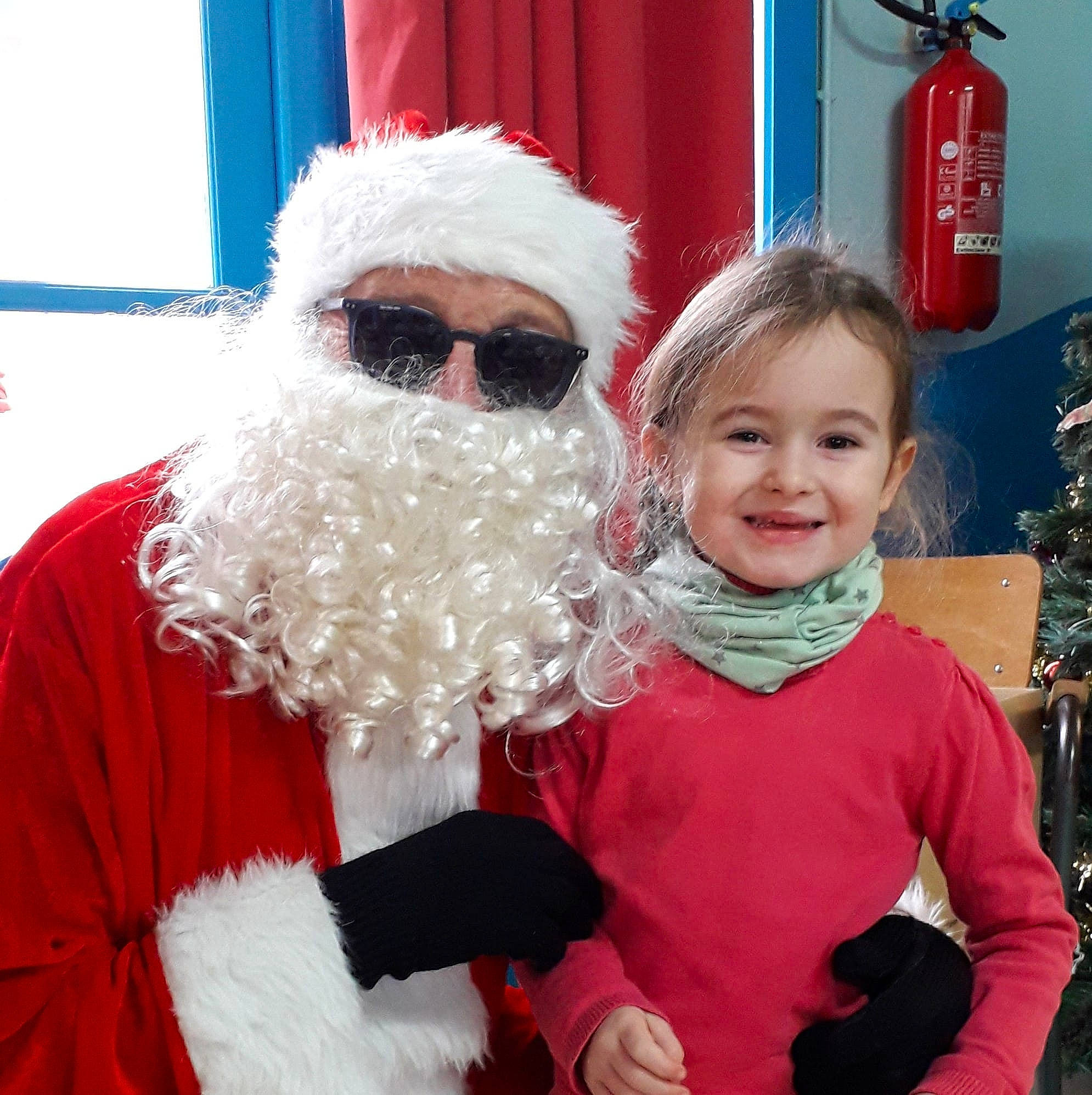 Annabelle a rejoint le concours — aidez-le/la à gagner de superbes lots ! beard, christmas, christmas_eve, costume, event, facial_hair, fictional_character, happy, holiday, joy, lap, person, santa_claus