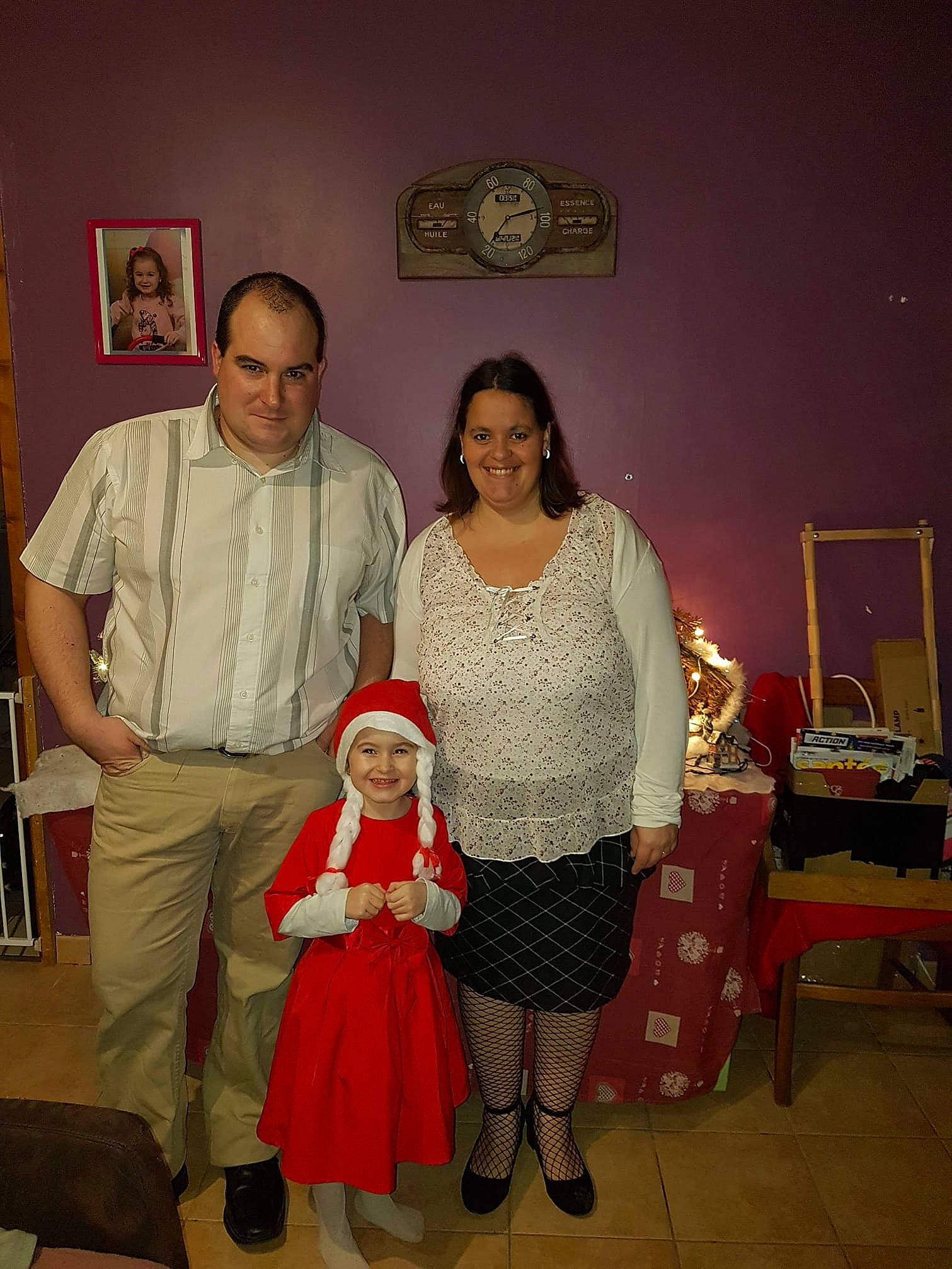 Annabelle a rejoint le concours — aidez-le/la à gagner de superbes lots ! costume, event, family, headwear, joy, person, room