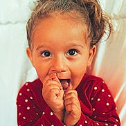 Kaila a rejoint le concours — aidez-le/la à gagner de superbes lots ! toddler, child, happy, smiling, polka_dot, red_clothing, cute, face, portrait, indoors, hands, expression, young_child, sitting, person, bright_eyes, baby, casual_clothing, background, innocence