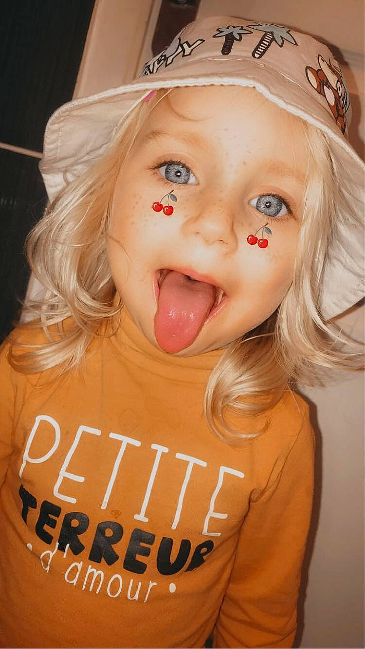 Kellya a rejoint le concours — aidez-le/la à gagner de superbes lots ! cap, cheek, chin, cool, costume_hat, eye, eyebrow, eyelash, facial_expression, gesture, hairstyle, happy, hat, lip, mouth, organ, person, pink, sleeve, smile