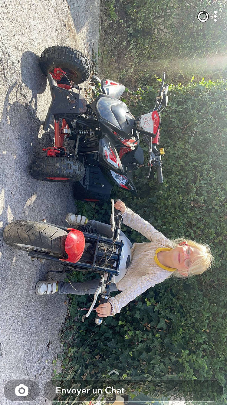 Kellya a rejoint le concours — aidez-le/la à gagner de superbes lots ! adventure, automotive_exterior, automotive_tire, carmine, costume, extreme_sport, fictional_character, fun, grass, hat, helmet, joy, leisure, person, personal_protective_equipment, recreation, shooting, tire, vehicle